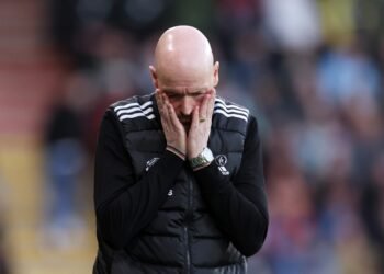 މެންޗެސްޓަރ ޔުނައިޓެޑްގެ ކޯޗުކަމުން ޓެންހާގް ވަކިކޮށްފި