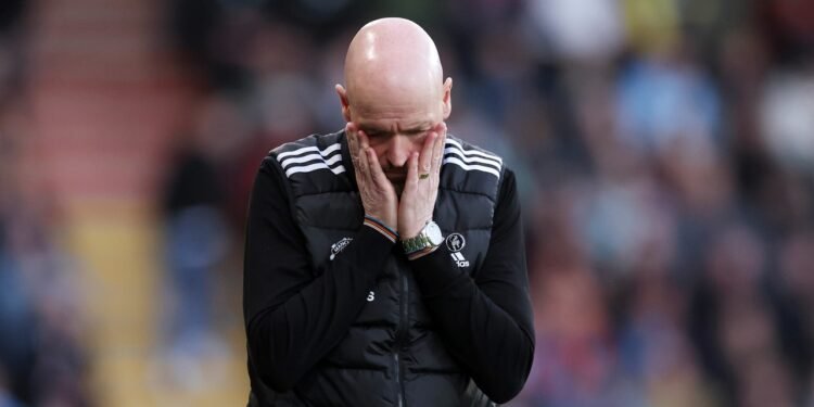 މެންޗެސްޓަރ ޔުނައިޓެޑްގެ ކޯޗުކަމުން ޓެންހާގް ވަކިކޮށްފި