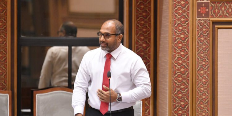 ހޯމް މިނިސްޓަރު ހާޒިރުކުރި ރައްޔިތުންގެ މަޖިލިހުގެ ސަލާމަތީ ހިދުމަތްތަކާ ބެހޭ ކޮމިޓި ސިއްރުކޮށްފި.