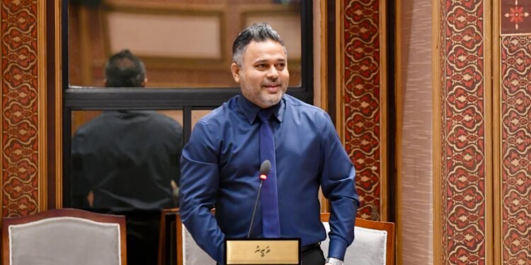 ސަރުކާރާއި ހަވާލުވިއިރު މަސްވެރިންނަށް 250 މިލިއަން ރުފިޔާ ނުދެވި ބެކްލޮގްގައި އޮތް: ފިޝަރީޒް މިނިސްޓަރު