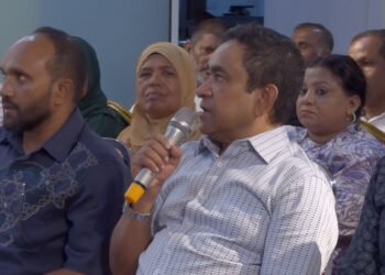 ސިފައިންނާއި ފުލުހުންގެ ތެރެއަށް ތައުލީމު ނެތް މީހުން ވައްދަނީ ފޮޅާސާފުކުރަންތޯ ޔާމީން ސުވާލު އުފައްދަވައިފި