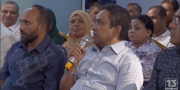 ސިފައިންނާއި ފުލުހުންގެ ތެރެއަށް ތައުލީމު ނެތް މީހުން ވައްދަނީ ފޮޅާސާފުކުރަންތޯ ޔާމީން ސުވާލު އުފައްދަވައިފި