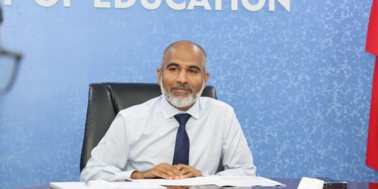 މިދިޔަ ސަރުކާރުން، ސާޅިހަކަށް ސުކޫލުގެ ޕްރިންސިޕަލުން އެހެން ރަށް ރަށަށް ފޮނުވާލި: ވަޒީރު ޝަފީޢު
