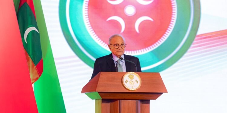 ރައީސް މުއިއްޒުގެ ހަރުދަނާ ސިޔާސަތަށް މައުމޫންގެ ތައުރީފް