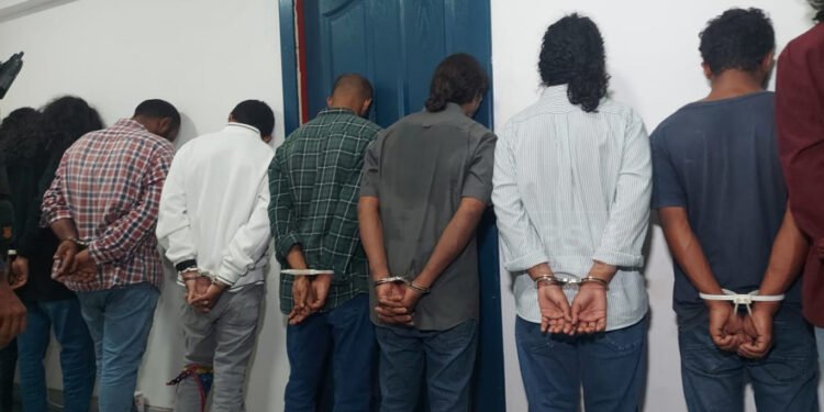 ހިޔާ ޓަވަރުގައި މީހަކު ރަހީނުކޮށްގެން ގެންގުޅުނީ އެކި ގޭންގުތަކަށް ނިސްބަތްވާ 12 މީހުން: ފުލުހުން