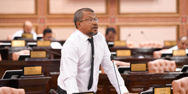 ދަރިންގެ ޚަރަދަށް 2000 ރުފިޔާއިން ނުފުދޭތީ އެ އަދަދު ބޮޑުކޮށްދޭން މަޖިލީހުގައި އެދިއްޖެ