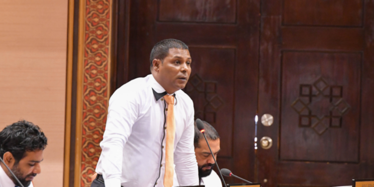 މިހުރީ ރައްޔިތުންގެ ފަޅީގައި ކަމަށް ބުނެ ރައްޔިތުން ބަނޑަށް ޖެހޭނެހާ ކަމެއް ރައީސް މުއިއްޒު ދަނީ ކުރަމުން: އައްބާސް