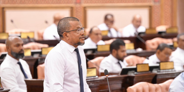 އިޒްރޭލް ޕާސްޕޯޓް މަނާކުރުން އަވަސްކުރަން ގޮވާލި ގަރާރުގެ ބަހުސް ފަށައިފި