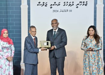 ތައުލީމީ ޚިދުމަތުގެ އެންމެ މަތީ ޝަރަފު މުޙައްމަދު ޒާހިރު ޙުސައިނަށް އަރުއްވައިފި