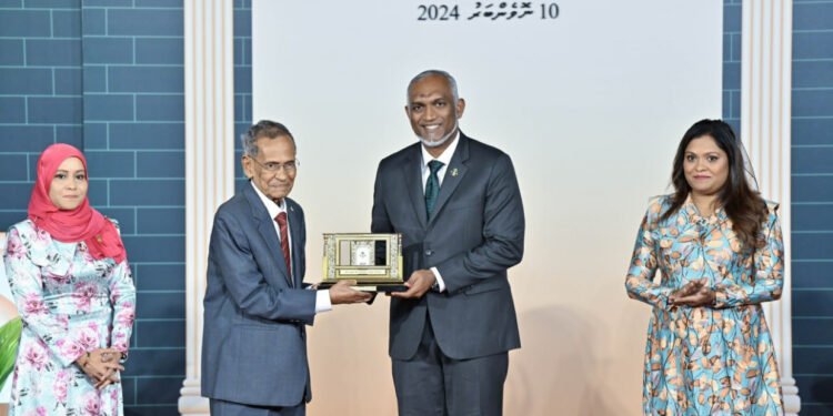 ތައުލީމީ ޚިދުމަތުގެ އެންމެ މަތީ ޝަރަފު މުޙައްމަދު ޒާހިރު ޙުސައިނަށް އަރުއްވައިފި