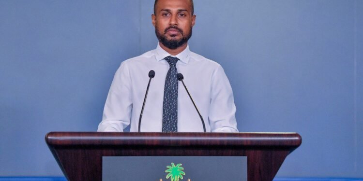 ފެނަކައިގެ ޙާލަތު ދަށަށް ދިޔައީ ކުންފުނިން ކުރަންނުޖެހޭ މަސައްކަތްތަކެއް ކުރީ ސަރުކާރުގައި ކުރަން ފެށުމުންކަމަށް: މުޢާޒު