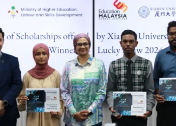 ރާއްޖެ އިން ބޭރުގައި ކިޔަވަމުންދާ ކުދިންގެ ދަފްތަރުގައި ދެހާހަށްވުރެ ގިނަކުދިން