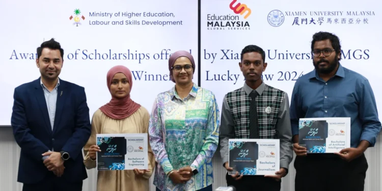 ރާއްޖެ އިން ބޭރުގައި ކިޔަވަމުންދާ ކުދިންގެ ދަފްތަރުގައި ދެހާހަށްވުރެ ގިނަކުދިން