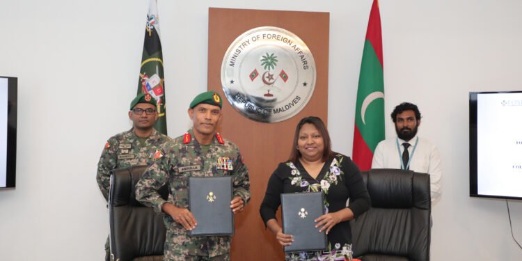 އެމްއެންޑީއެފްގެ ކޮލެޖް އޮފް ޑިފެންސް އެންޑް ސެކިއުރިޓީ ސްޓަޑީޒް އާއި ފޮރިން މިނިސްޓްރީގެ ފޮރިން ސަރވިސް އިންސްޓިޓިއުޓް އޮފް މޯލްޑިވްސް އާ އެކު ލެޓަރ އޮފް އިންޓެންޓްގައި ސޮއިކޮށްފި