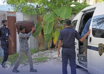 ގަވާއިދާ ޚިލާފަށް ވެހިކަލް ދޮވުމުގެ ވިޔަފާރިކުރި 8 ބިދޭސީއަކު އިމިގްރޭޝަންގެ ބެލުމުގެ ދަށަށް