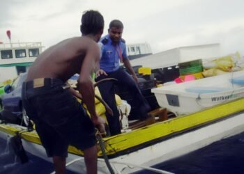 ސުނާމީ ކާރިސާ – ލޯބިވާ ގައުމަށްޓަކައި ހަށިގަނޑާއި ފުރާނައިން ގުރުބާންވަމުން ދިޔަ ހިތްވަރުގަދަ ފުލުހެއްގެ ވާހަކަ