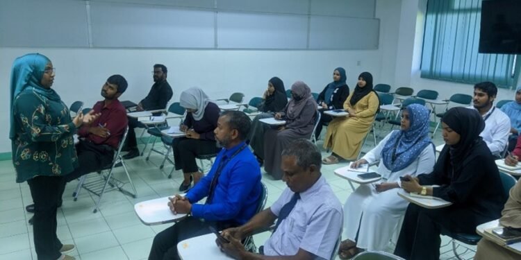 އިސްލާމީ ޔުނިވަރސިޓީގެ މުވައްޒަފުންނަށް ޚާއްސަކޮށް، ދިވެހިބަހުގެ އެކެޑަމީން ކޯހެއް ފަށައިފި