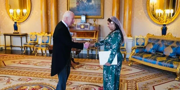 ރާއްޖެއިން އިގިރޭސިވިލާތަށް ކަނޑައެޅުއްވި ސަފީރު ޑރ އިރުތިޝާމް އާދަމްގެ ފަތްކޮޅު ރަސްގެފާނު ޗާލްސްއަށް އަރުވައިފި