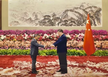 ދިވެހިރާއްޖެއިން ޗައިނާއަށް ކަނޑައަޅުއްވާފައި ހުންނަވާ ސަފީރު، އެމަނިކުފާނުގެ ސަފީރުކަމުގެ ފަތްކޮޅު ޗައިނާގެ ރައީސަށް އަރުވައިފި