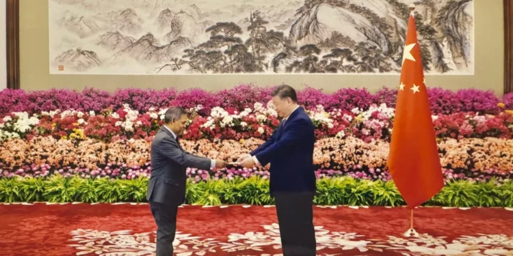 ދިވެހިރާއްޖެއިން ޗައިނާއަށް ކަނޑައަޅުއްވާފައި ހުންނަވާ ސަފީރު، އެމަނިކުފާނުގެ ސަފީރުކަމުގެ ފަތްކޮޅު ޗައިނާގެ ރައީސަށް އަރުވައިފި