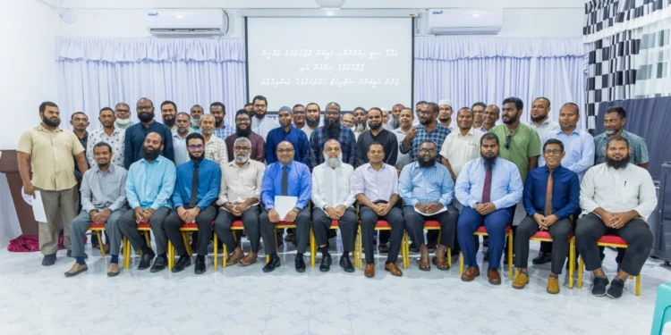 އައްޑޫ ސިޓީގައި ކުރިއަށް ގެންދިޔަ އިމާމުން ތަމްރީން ކުރުމުގެ ޕްރޮގުރާމް ނިންމާ ބައިވެރިންނަށް ސެޓްފިކެޓް ދީފި