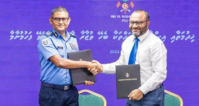 ދިވެހި ފުލުހުންނާ އިސްލާމީކަންތައްތަކާ ބެހޭ ވުޒާރާ ދެމެދު ފަހުމު ނާމާއެއްގައި ސޮއި ކޮށްފި  