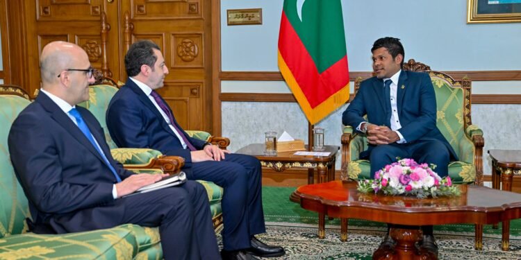 އަޒަރުބައިޖާންގެ ފޮރިން މިނިސްޓަރުގެ ނައިބު ރައީސުލްޖުމްހޫރިއްޔާގެ ނައިބުގެ އަރިހަށް އިޙްތިރާމްގެ ޒިޔާރަތެއް ކުރައްވައިފި