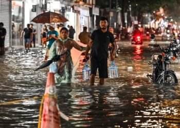 މެދުކެނޑުމެއް ނެތި ވެހުނު ވާރޭގައި އިއްޔެ މުޅި މާލެ އޮތީ ފެނު އަޑީގަ