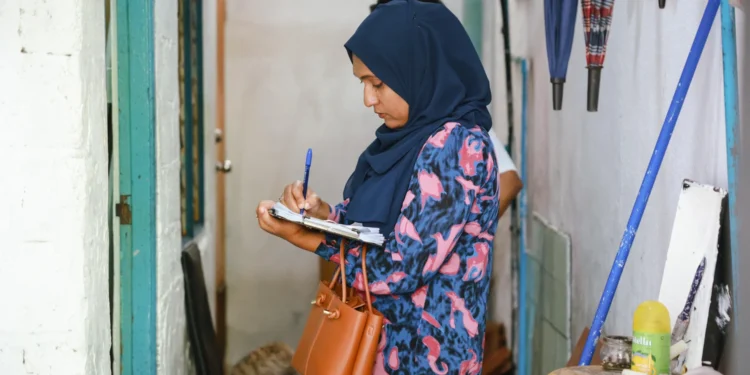 ވިއްސާރައާއި ގުޅިގެން ގެއްލުން ލިބުނު ގެތަކަށް އިޖުތިމާޢީ ވުޒާރާއިން ޒިޔާރަތްކޮށްފި