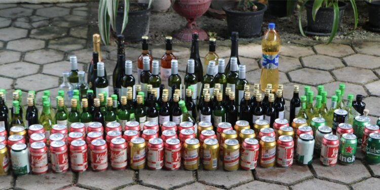 ކައްދޫ އެއާޕޯޓަށް ފުރަންދިޔަ ފަތުރުވެރިންގެ އަތުން ފެނުން ބަނގުރާތައް ފުލުހުންގެ ބެލުމުގެދަށުން ނައްތާލައިފި