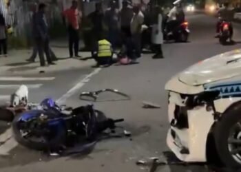 ފުލުހުންގެ ކާރެއް ޖެހި ހިނގި އެކްސިޑެންޓު ފެނުނު މީހުން އެކަމުގެ މައުލޫމާތު ހިއްސާކޮށްދިނުމަށް ފުލުހުން  އެދިއްޖެ