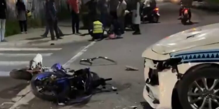 ފުލުހުންގެ ކާރެއް ޖެހި ހިނގި އެކްސިޑެންޓު ފެނުނު މީހުން އެކަމުގެ މައުލޫމާތު ހިއްސާކޮށްދިނުމަށް ފުލުހުން  އެދިއްޖެ