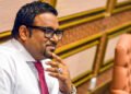 އެއް މިލިއަން ރުފިޔާގެ ޖޫރިމަނާ، އެއް މަސް ތެރޭ ދައްކަން ކުރީގެ ނައިބުރައީސް އަދީބަށް ހުކުމްކޮށްފި
