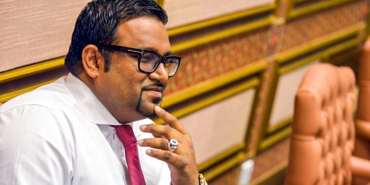 އެއް މިލިއަން ރުފިޔާގެ ޖޫރިމަނާ، އެއް މަސް ތެރޭ ދައްކަން ކުރީގެ ނައިބުރައީސް އަދީބަށް ހުކުމްކޮށްފި