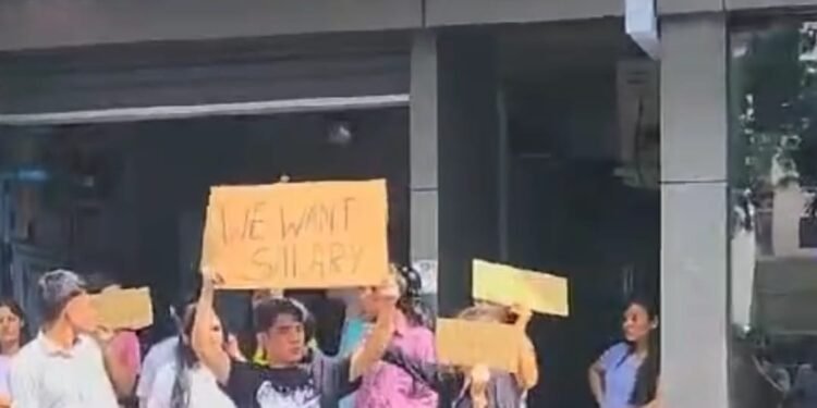 ބިދޭސީންތަކެއް މުސާރަ ނޫދީގެން މާލޭގެ މަގުމައްޗަށް އެއްވި މައްސަލައެއް ފުލުހުން ބަލަނީ