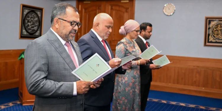 ހަތަރު ވަޒީރުންނަށް މަޖިލީހުގެ ކޮމިޓީން ރުހުންދީފި