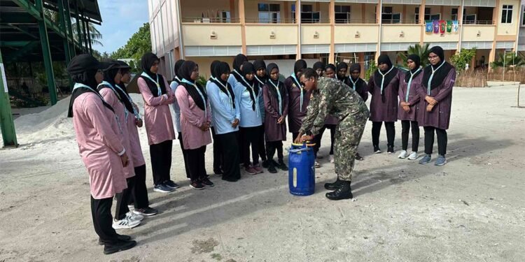 ފ.ނިލަންދޫ ސްކޫލުގެ ކެޑޭޓުންނާއި ސްކައުޓުންނަށް ފަޔަރ އެވެއަރނެސް ސެޝަނެއް ބާއްވައިފި