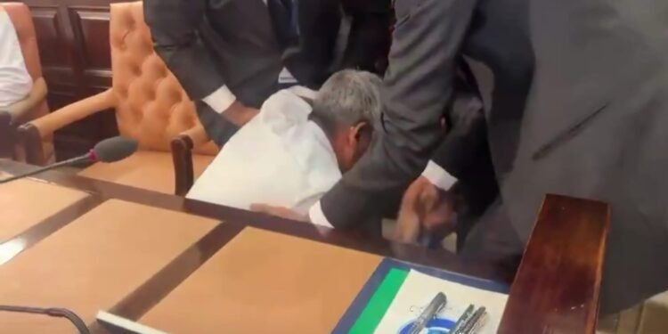 އެމްޑީޕީގެ ތިން މެމްބަރުން ތަޅުމުން ބޭރުކޮށްފި