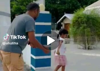 ހުކުރު މިސްކިތު މުންނާރު ދޮށުގައި ”ރަންކަމަނާ“ ލަވައަށް ކުޑަ ކުއްޖަކާ ބޮޑުމީހެއް ނަށާ ލަވަކިޔާ ވީޑިއޯއެއް ޓިކްޓޮކްގައި