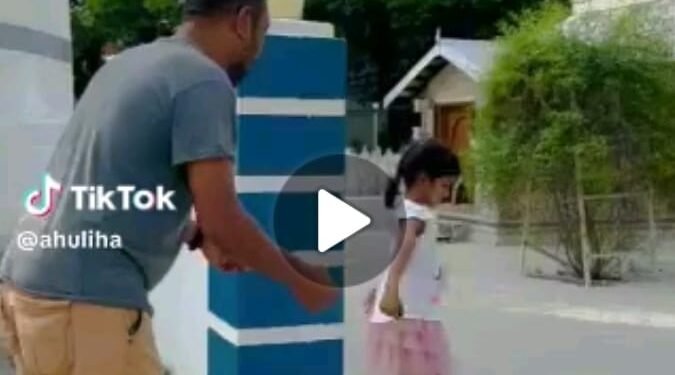 ހުކުރު މިސްކިތު މުންނާރު ދޮށުގައި ”ރަންކަމަނާ“ ލަވައަށް ކުޑަ ކުއްޖަކާ ބޮޑުމީހެއް ނަށާ ލަވަކިޔާ ވީޑިއޯއެއް ޓިކްޓޮކްގައި