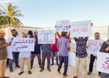 ކަރަންޓު ކެނޑޭ މައްސަލައިގައި އައްޑޫ  ރައްޔިތުން މުޒާހަރާކޮށްފި