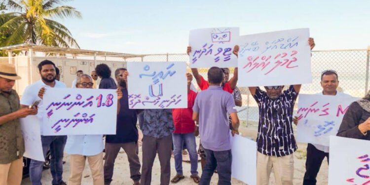 ކަރަންޓު ކެނޑޭ މައްސަލައިގައި އައްޑޫ ރައްޔިތުން މުޒާހަރާކޮށްފި