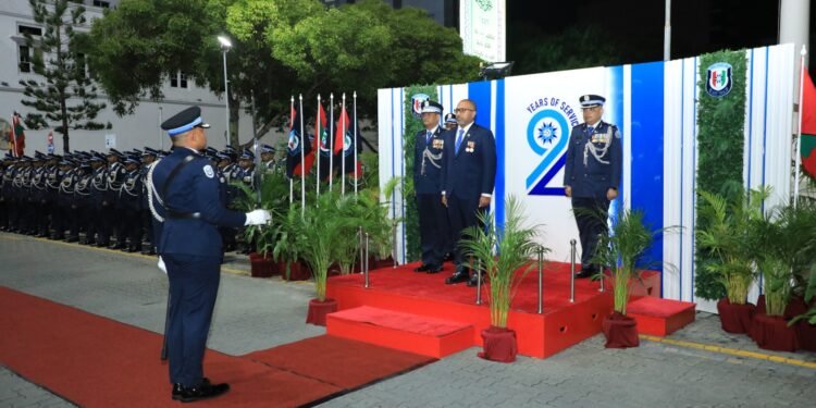 ފުލުހުންގެ ޚިދުމަތަށް 92 އަހަރު ފުރުމާއި ގުޅިގެން މާލެއާއި އަތޮޅުތަކުގައި ދިދަ ނެގުމުގެ ޚާއްސަ ރަސްމިއްޔާތެއް ބާއްވައިފި