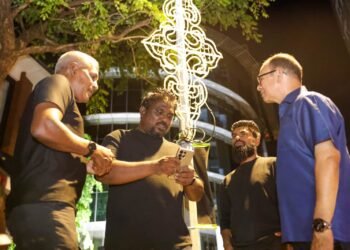 އީދަށް މުޅި މާލެ އޭރިޔާ ދިއްލާލުން މިއީ މާލެސިޓީގެ މޭޔަރަކަށް ރައީސް ޑރ. މުޢިއްޒު ހުންނެވިއިރު ވަރަށް ކުލަގަދަކޮށް ކުރައްވަމުން ގެންދެވި މަސައްކަތެއް. : ޑެޕިއުޓީ މޭޔަރު