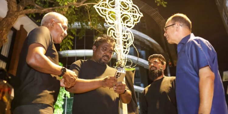 އީދަށް މުޅި މާލެ އޭރިޔާ ދިއްލާލުން މިއީ މާލެސިޓީގެ މޭޔަރަކަށް ރައީސް ޑރ. މުޢިއްޒު ހުންނެވިއިރު ވަރަށް ކުލަގަދަކޮށް ކުރައްވަމުން ގެންދެވި މަސައްކަތެއް. : ޑެޕިއުޓީ މޭޔަރު