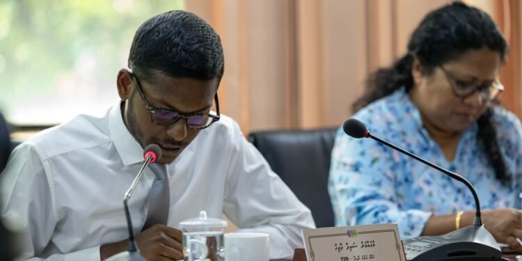 މާލޭގައި ޒުވާނުން ކުރިއަށްގެންދާ ސުލްޙަވެރި މުޒާހަރާތަކާއި ގުޅިގެން ސިޓީކައުސިލްގެ މައްޗަށް ހުރިވާޖިބުތަކެއް ހާމަކޮށް މޭޔަރ އާޒިމަށް  ސިޓީއެއް