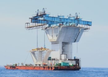 ދުނިޔޭގެ އެންމެ އުސް ޕްރީކާސްޓް ތަނބު ތިލަމާލެ ބްރިޖުގައި ޤާއިމްކޮށްފި