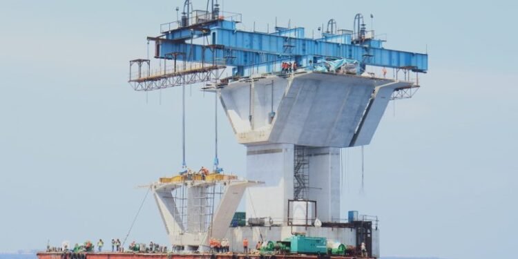 ދުނިޔޭގެ އެންމެ އުސް ޕްރީކާސްޓް ތަނބު ތިލަމާލެ ބްރިޖުގައި ޤާއިމްކޮށްފި