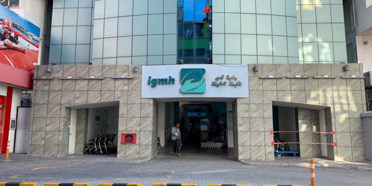 ފުރާޅު މައްޗަށް ވެއްޓުނު ޒުވާނާއަށް ވެންޓިލޭޓަރުގައި ފަރުވާދެނީ