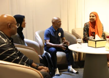 ވަޒީރު ޑރ. ޢައިޝަތު ޝިހާމްއާއި ޓޭބަލް ޓެނިސް އެކެޑެމީގެ އެޑްވައިޒަރު އެކެޑެމީގެ އިސްވެރިންނާ މިއަދު ބައްދަލުކުރައްވައިފި